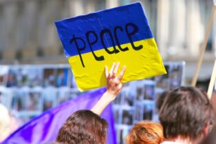 « Syndicats et militants pacifistes appellent à un cessez-le-feu en Ukraine à l’occasion du jour de la libération » : extrait du bulletin d’information de la Confédération Syndicale Internationale en date de mai 2022