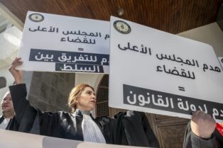 « Tunisie : Le gouvernement licencie des juges au mépris des droits fondamentaux et de l’État de droit » : extrait du bulletin d’information de la Confédération Syndicale Internationale – Juin 2022